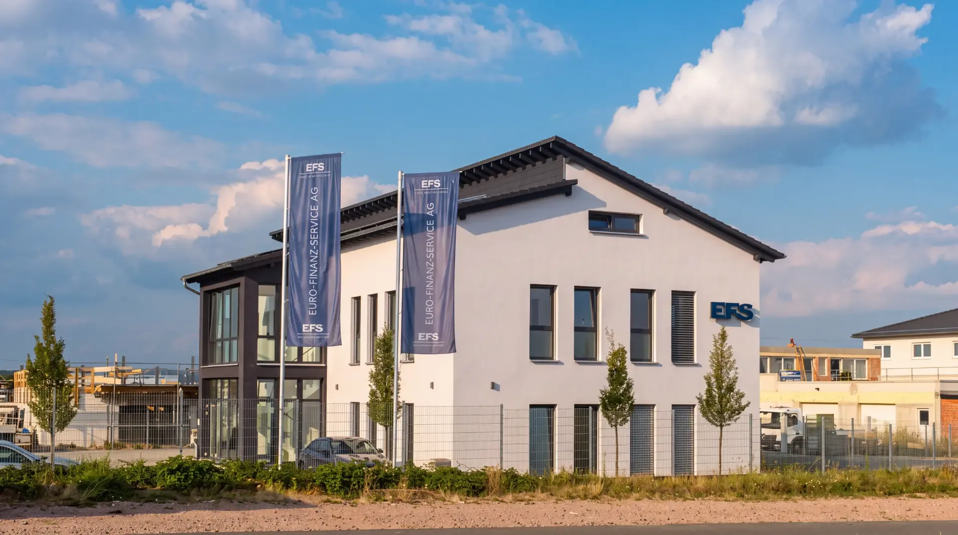 Bürogebäude der EFS Direktion Huf in Mainz-Hechtsheim mit EFS-Fahnen